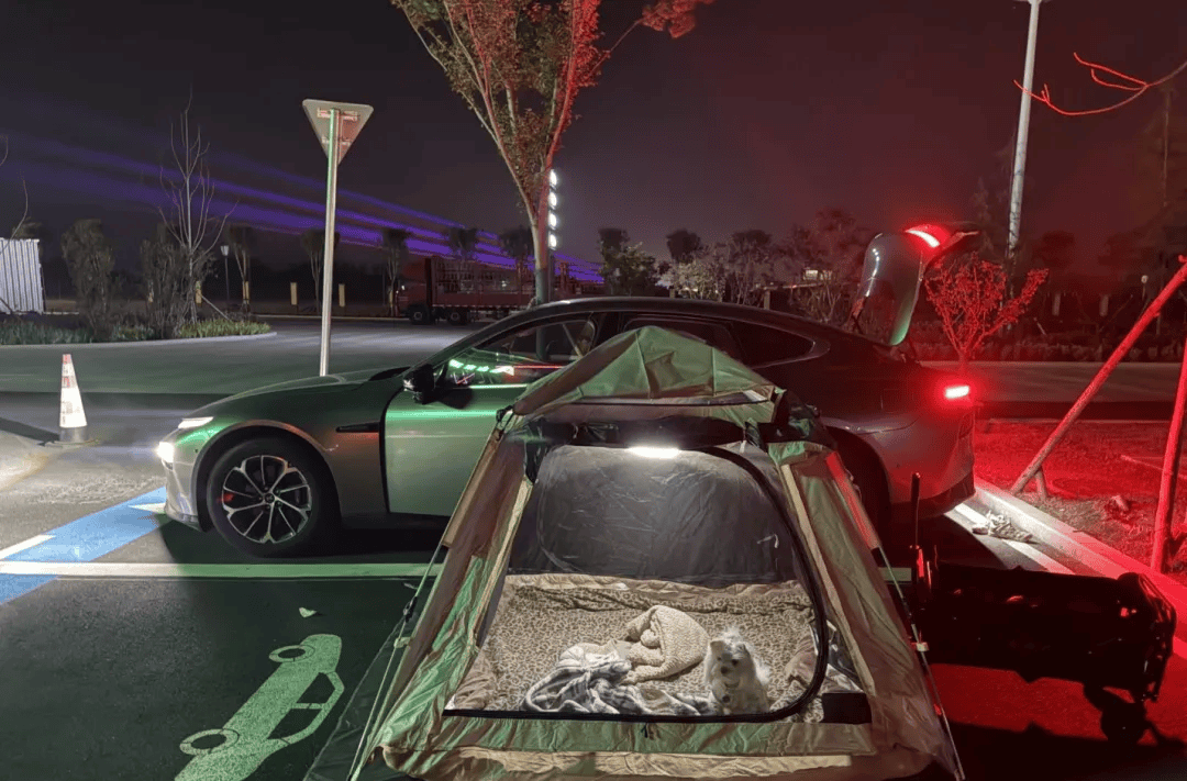 间年轻人旅行掀起“帐篷过夜”热潮pg模拟器不住酒店住帐篷！国庆期(图3)